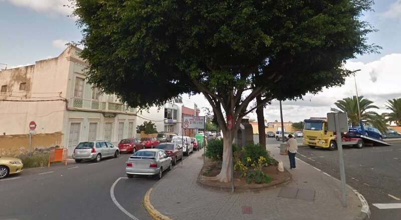 Calle que se cierra al tráfico en el horario de salida de los escolares de los tres colegios de San Juan/G.M.